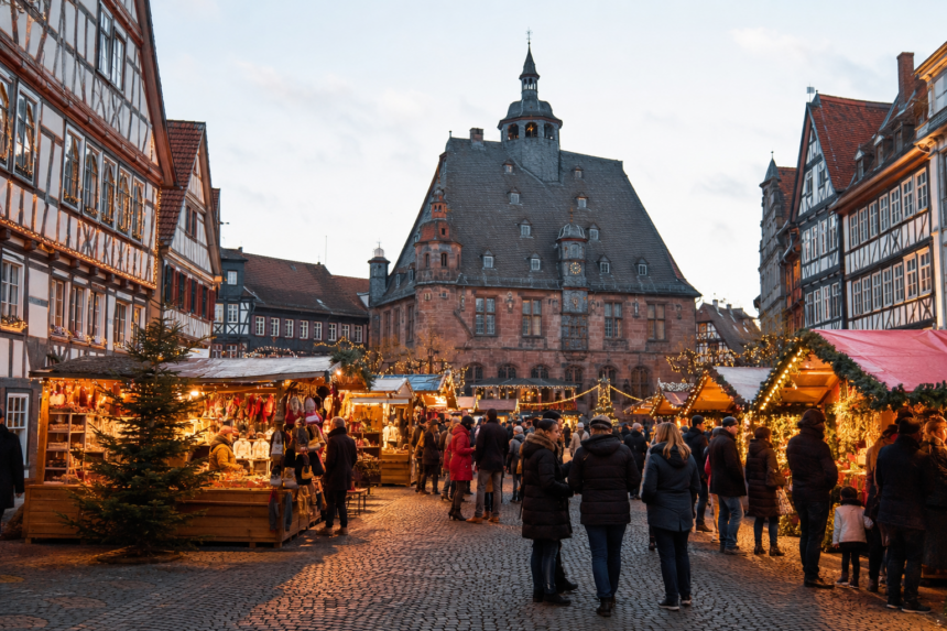 Gut besuchter Markt mit beleuchteten Ständen in einer historischen Altstadt mit Fachwerkhäusern in Nordhessen.